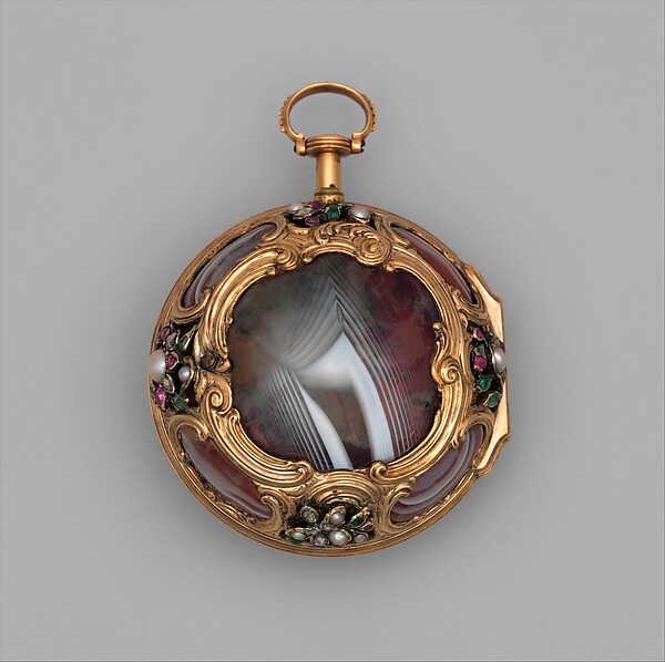 A refined and rare manual wristwatch in pink gold, with silvered sector dial and small seconds.